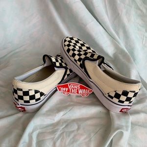 NEVER WORN CHECKERBOARD VANS